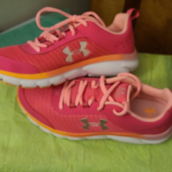 NWT Youth Under Armour Running Shoes - Picture 2 of 7